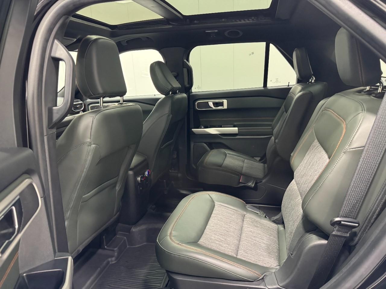 Ford Explorer Vehicle Full-screen Gallery Image 10