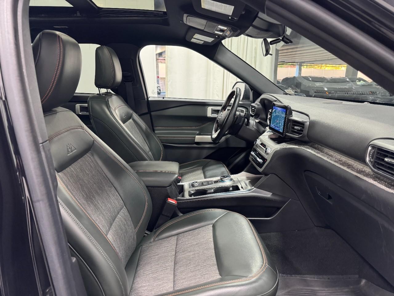 Ford Explorer Vehicle Full-screen Gallery Image 11