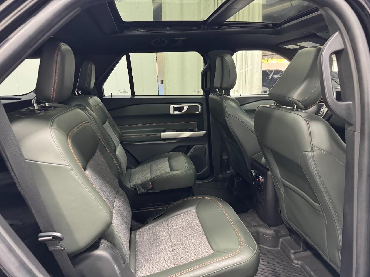 Ford Explorer Vehicle Full-screen Gallery Image 12