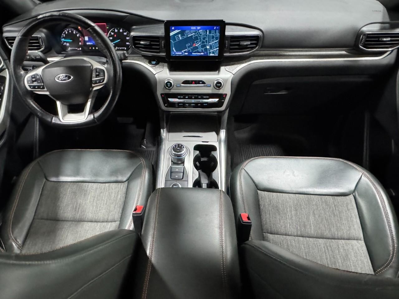 Ford Explorer Vehicle Full-screen Gallery Image 13