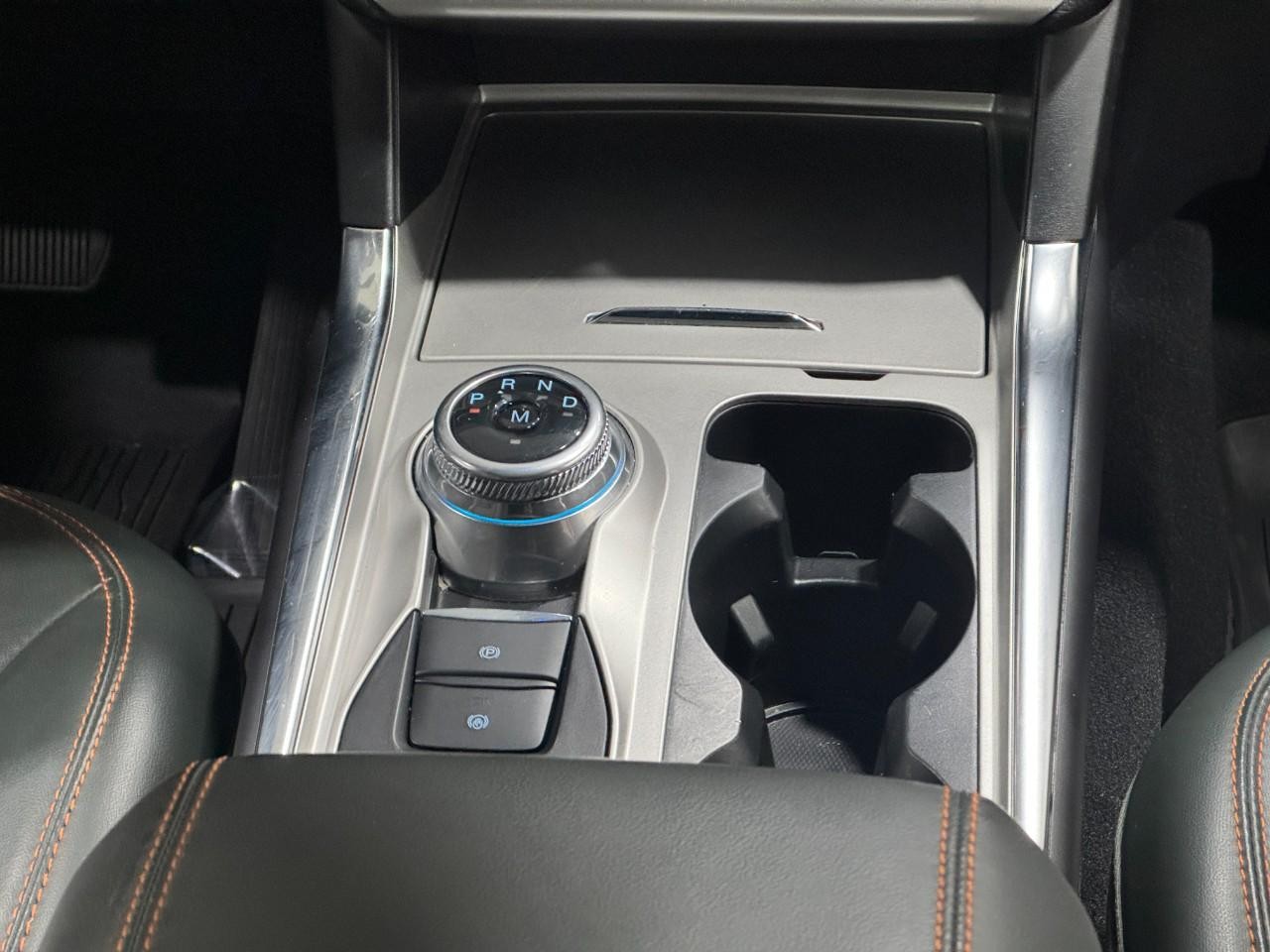 Ford Explorer Vehicle Full-screen Gallery Image 16