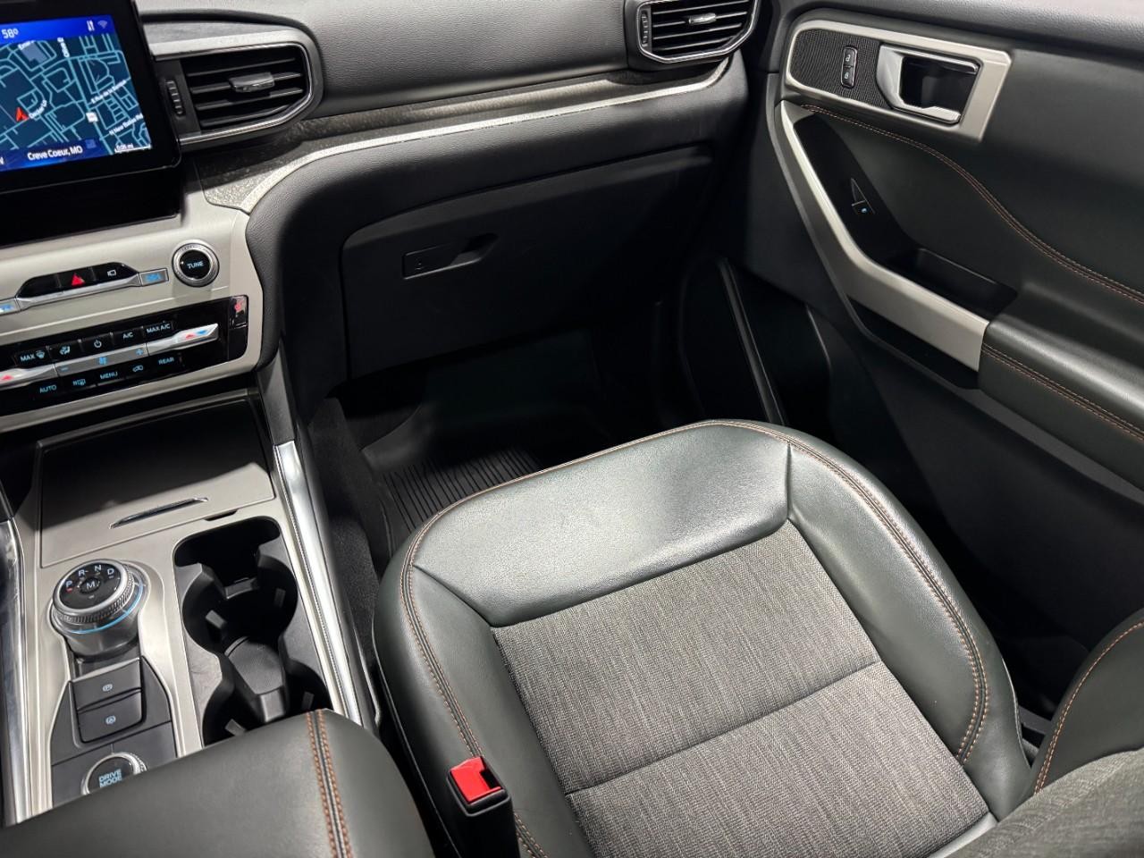 Ford Explorer Vehicle Full-screen Gallery Image 17