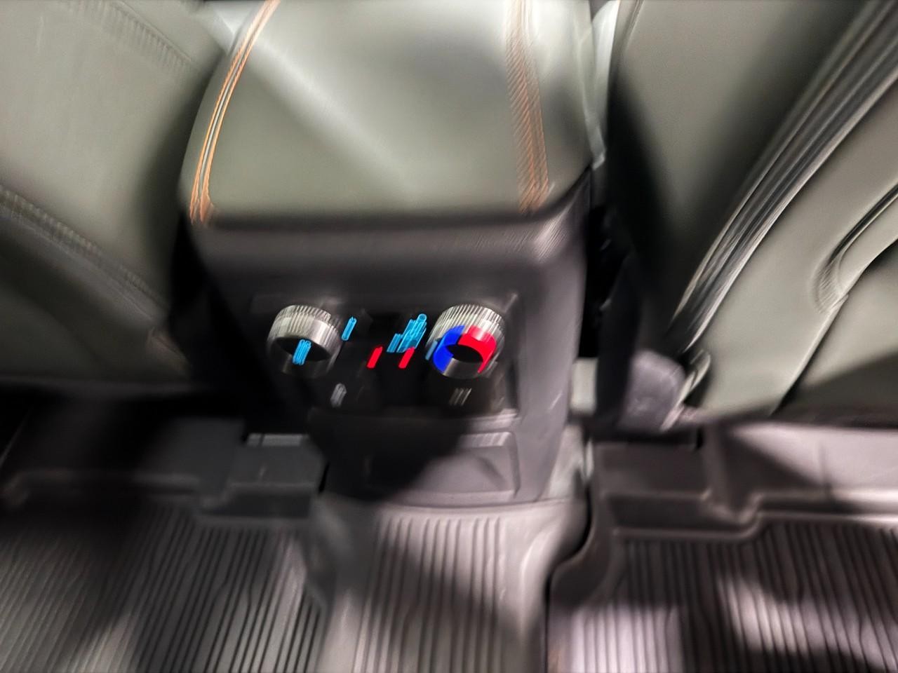 Ford Explorer Vehicle Full-screen Gallery Image 18