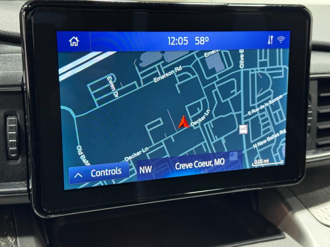 Ford Explorer Vehicle Full-screen Gallery Image 23