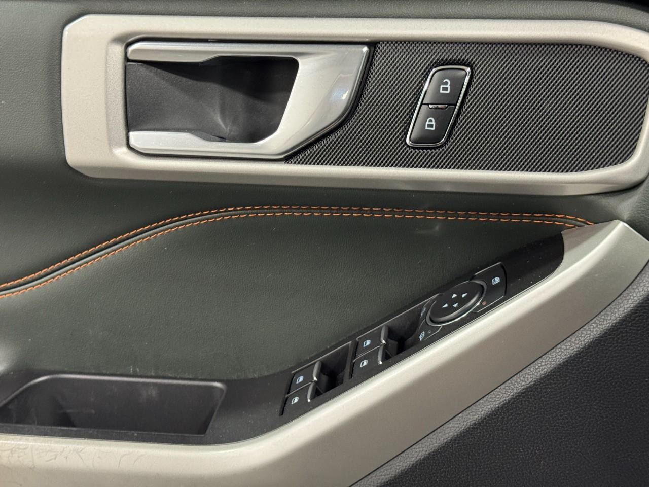 Ford Explorer Vehicle Full-screen Gallery Image 27