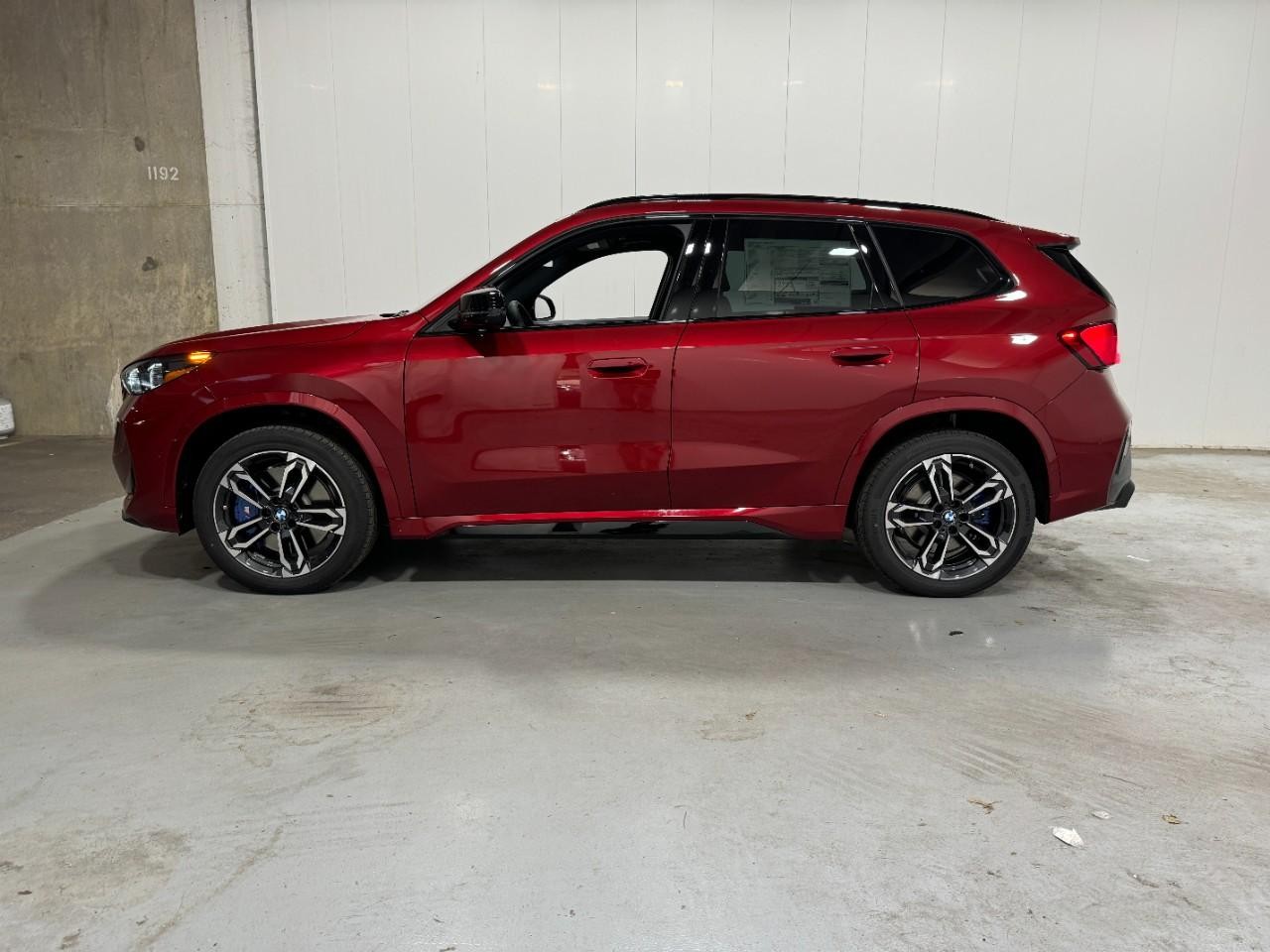 BMW X1 Vehicle Full-screen Gallery Image 2