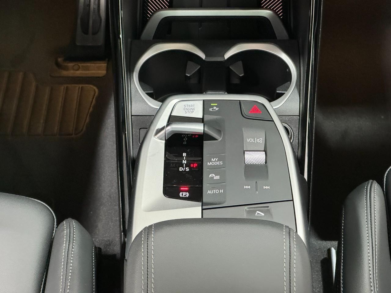 BMW X1 Vehicle Full-screen Gallery Image 15