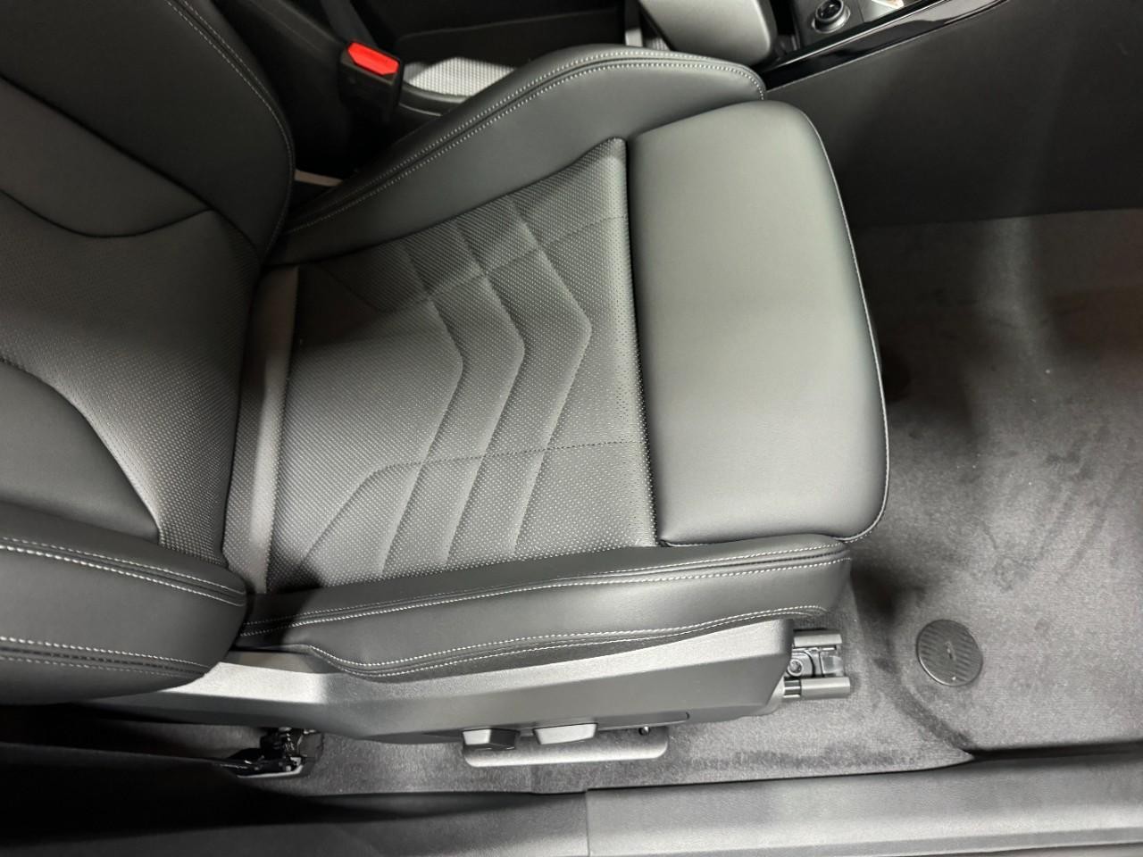 BMW X1 Vehicle Full-screen Gallery Image 18