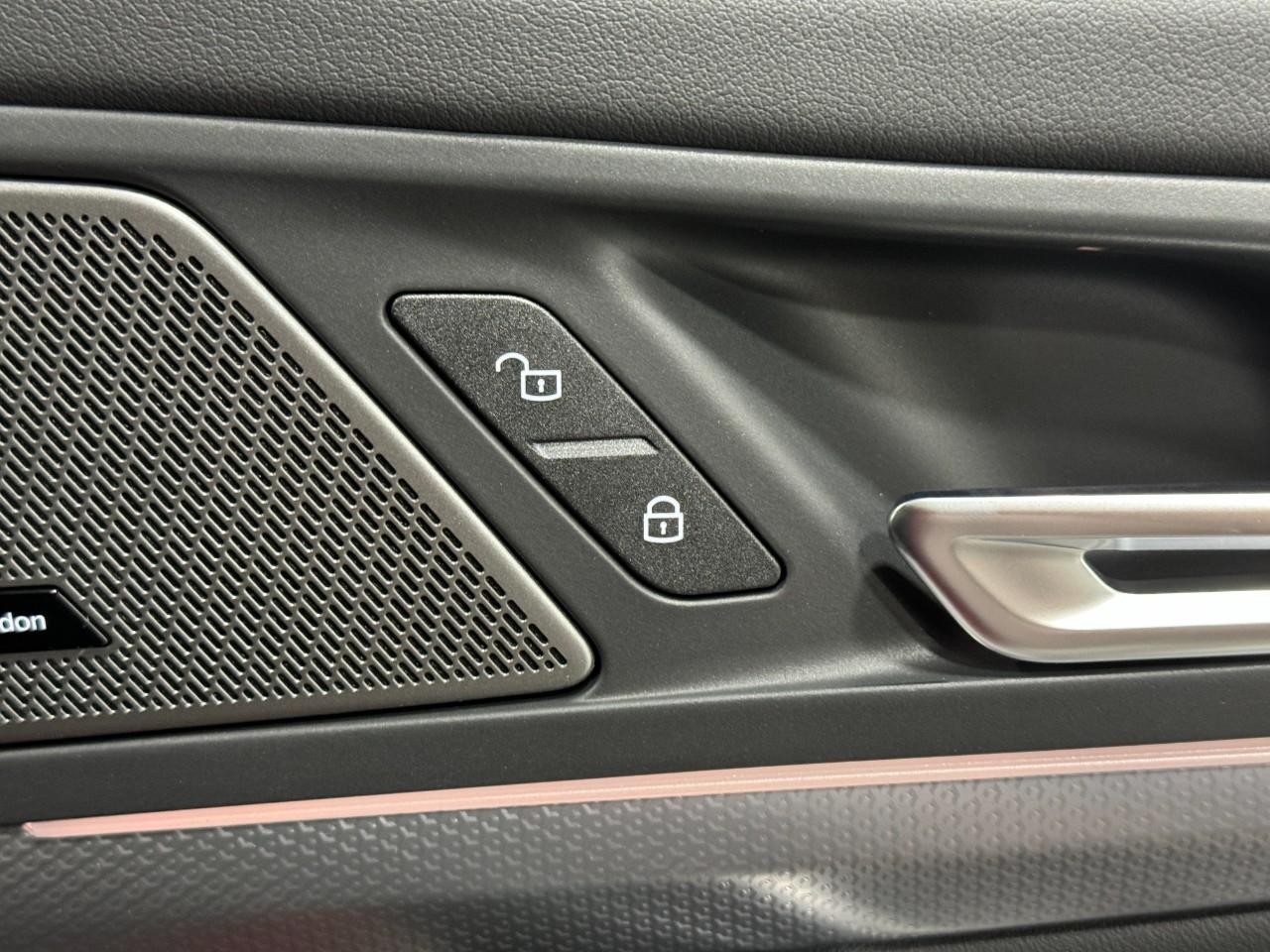 BMW X1 Vehicle Full-screen Gallery Image 20