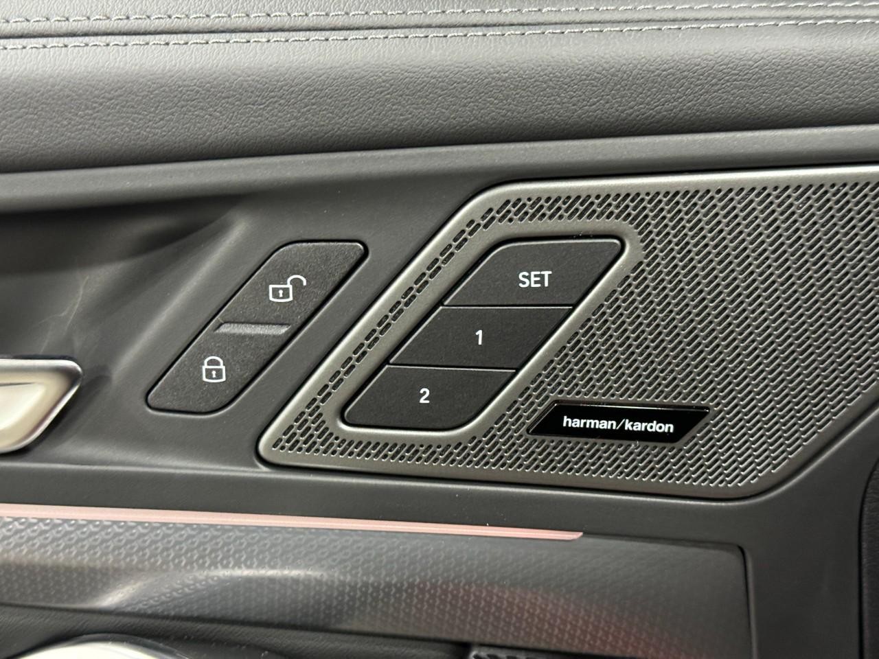 BMW X1 Vehicle Full-screen Gallery Image 22