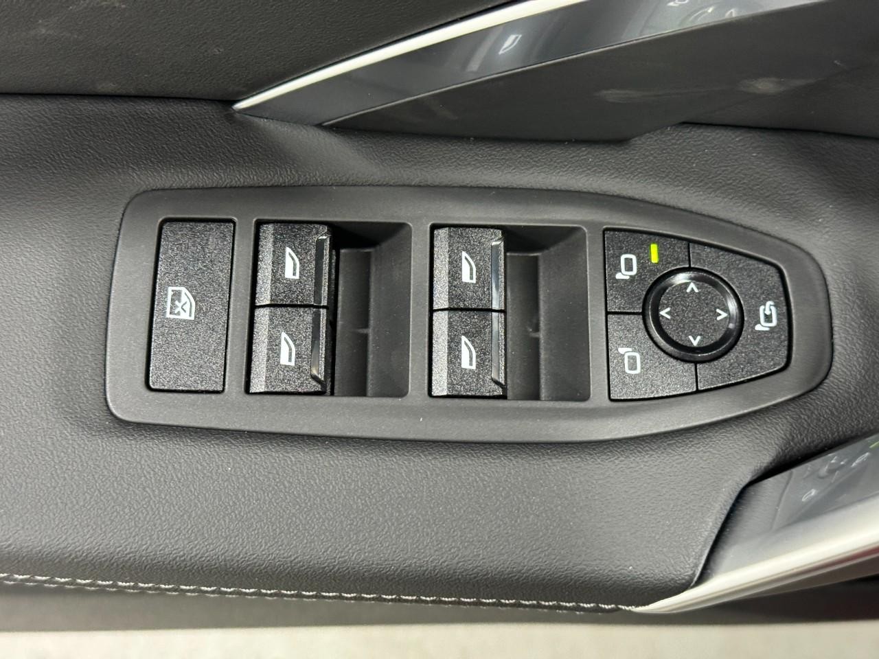 BMW X1 Vehicle Full-screen Gallery Image 23