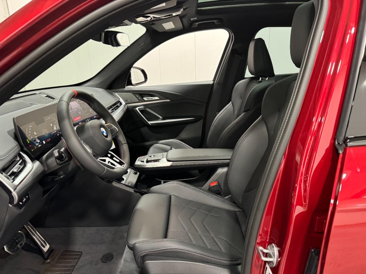 BMW X1 Vehicle Full-screen Gallery Image 25