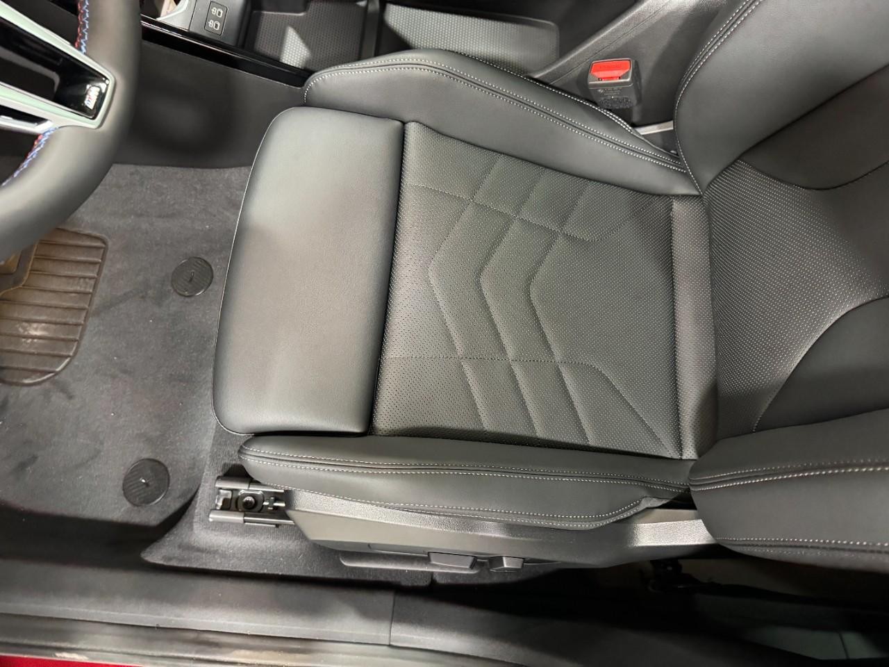 BMW X1 Vehicle Full-screen Gallery Image 26