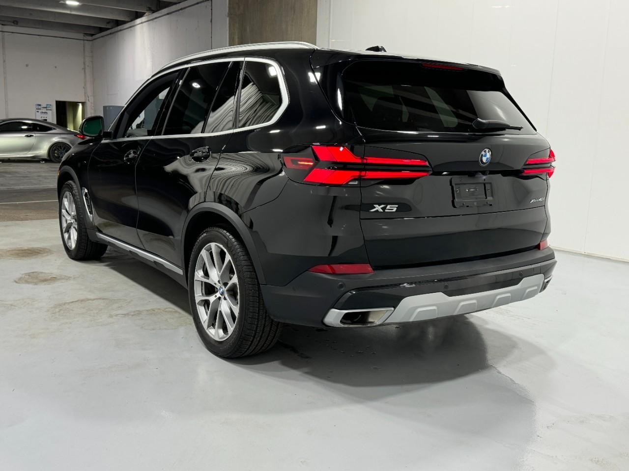 BMW X5 Vehicle Full-screen Gallery Image 3