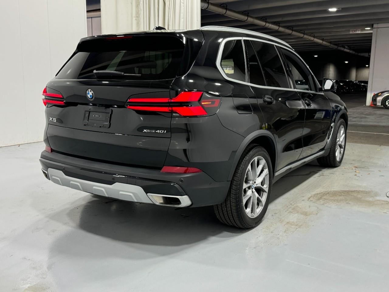 BMW X5 Vehicle Full-screen Gallery Image 4