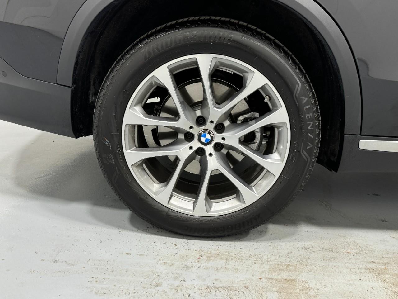 BMW X5 Vehicle Full-screen Gallery Image 5