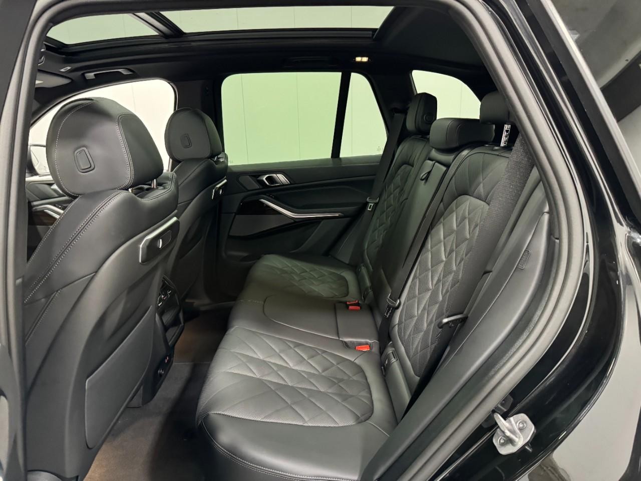 BMW X5 Vehicle Full-screen Gallery Image 8