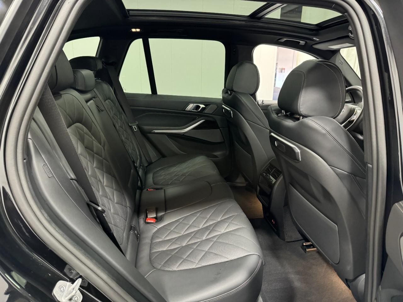 BMW X5 Vehicle Full-screen Gallery Image 10