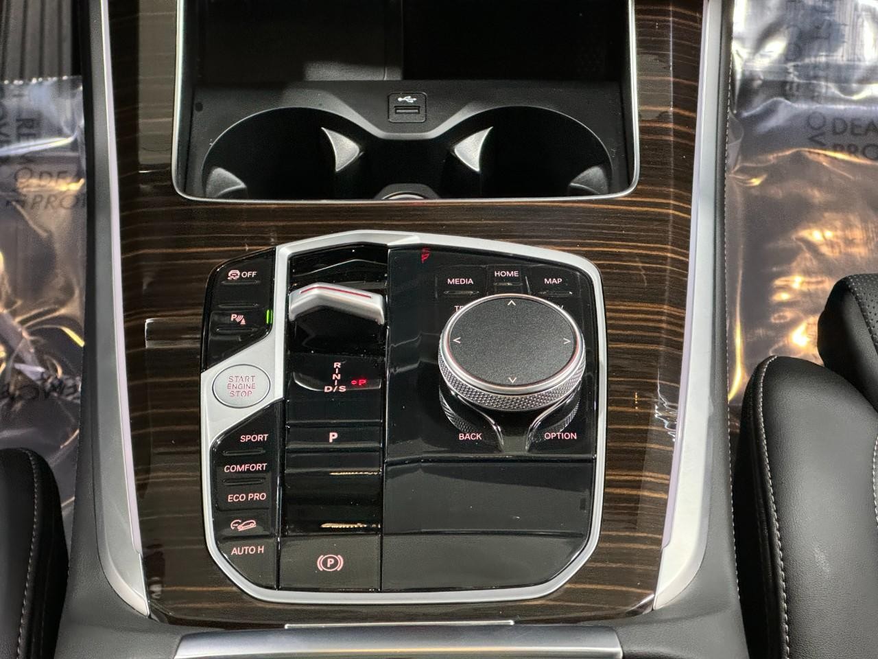 BMW X5 Vehicle Full-screen Gallery Image 15