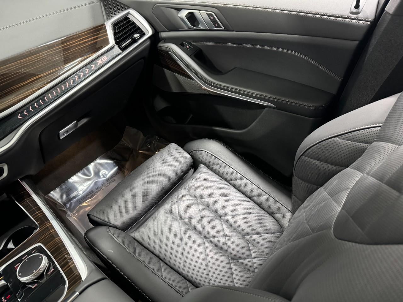 BMW X5 Vehicle Full-screen Gallery Image 16