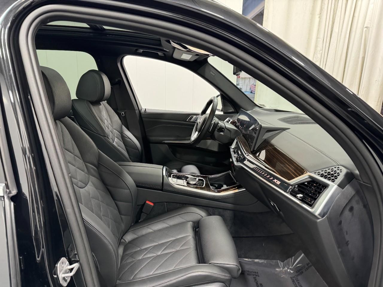 BMW X5 Vehicle Full-screen Gallery Image 17