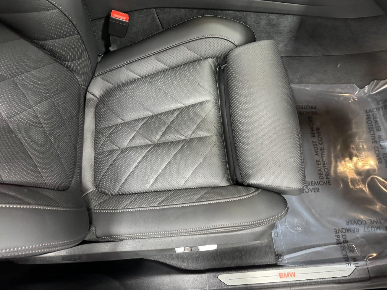 BMW X5 Vehicle Full-screen Gallery Image 18