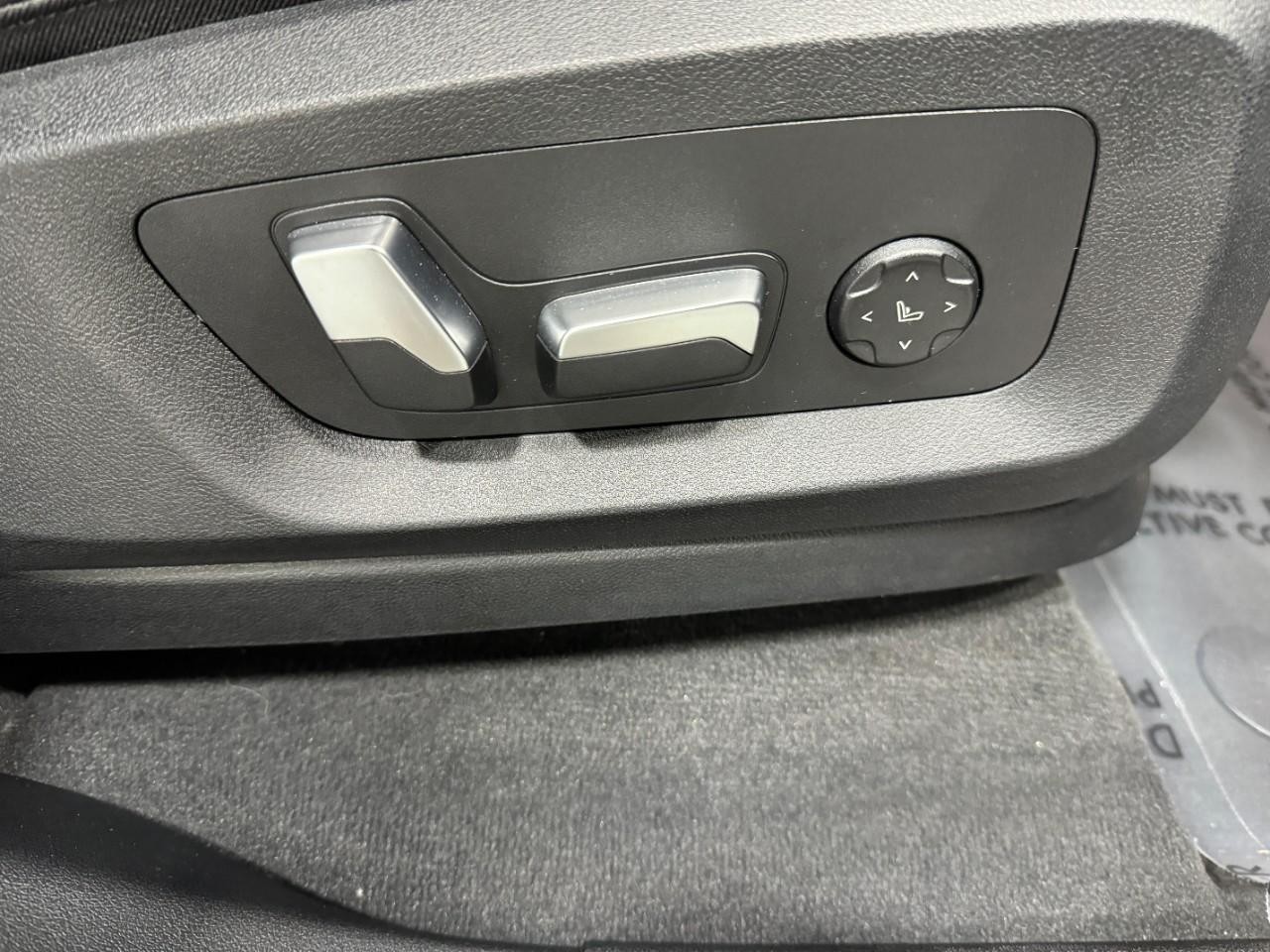 BMW X5 Vehicle Full-screen Gallery Image 19