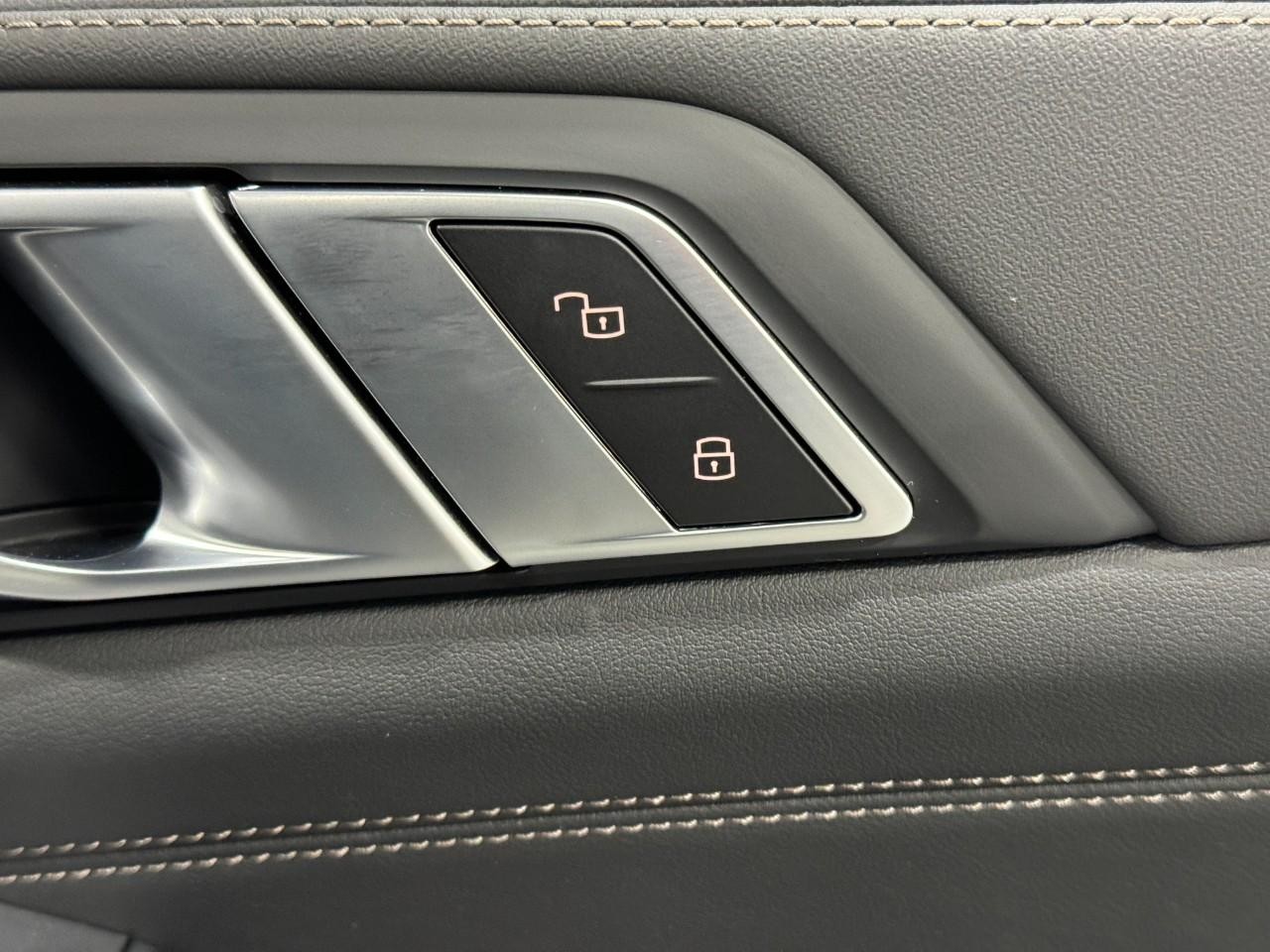 BMW X5 Vehicle Full-screen Gallery Image 20