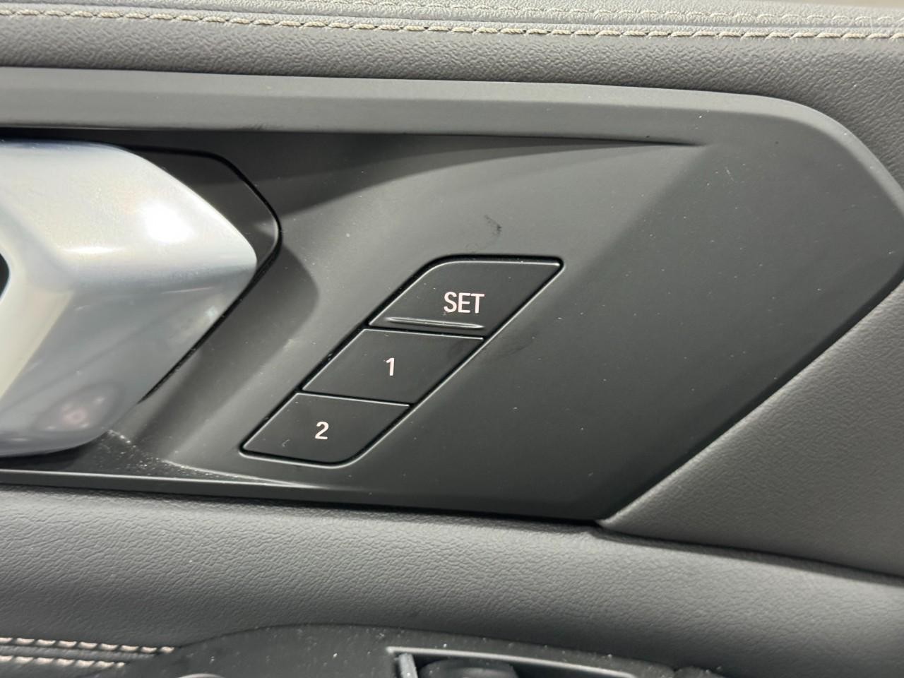 BMW X5 Vehicle Full-screen Gallery Image 23