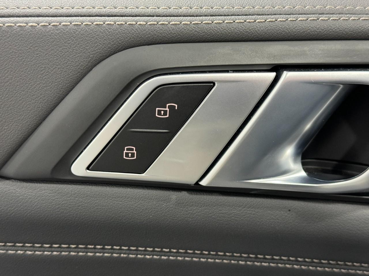 BMW X5 Vehicle Full-screen Gallery Image 24