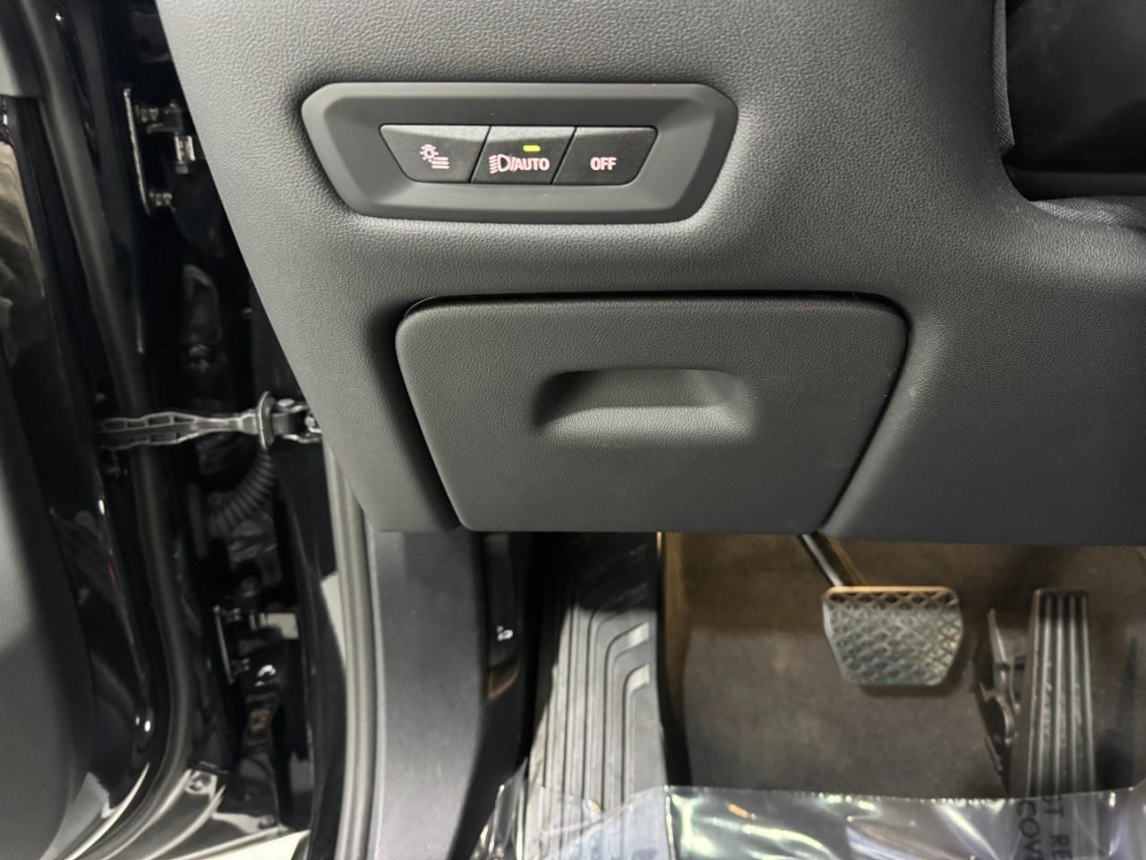 BMW X5 Vehicle Full-screen Gallery Image 29