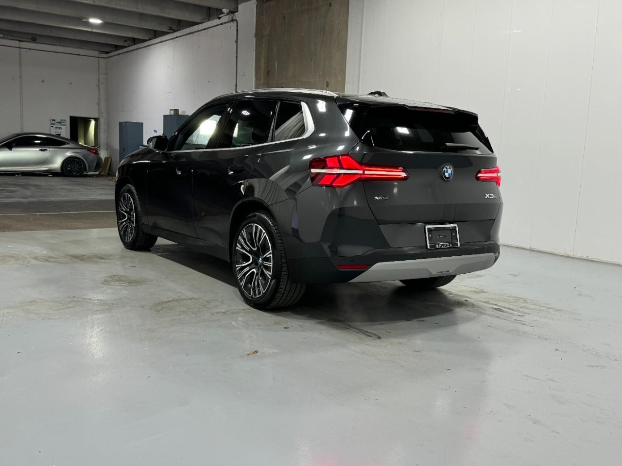 BMW X3 Vehicle Full-screen Gallery Image 3