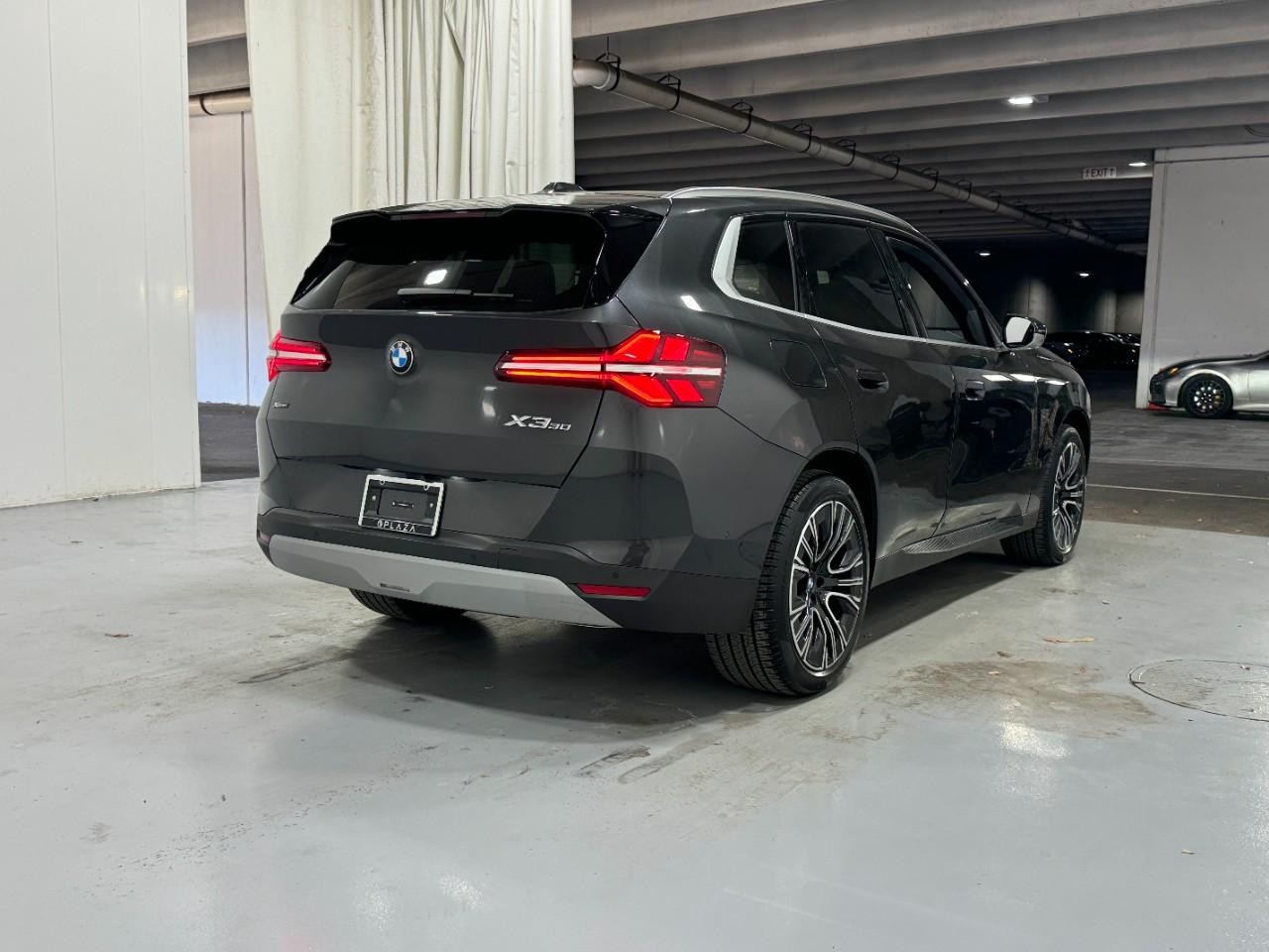 BMW X3 Vehicle Full-screen Gallery Image 4