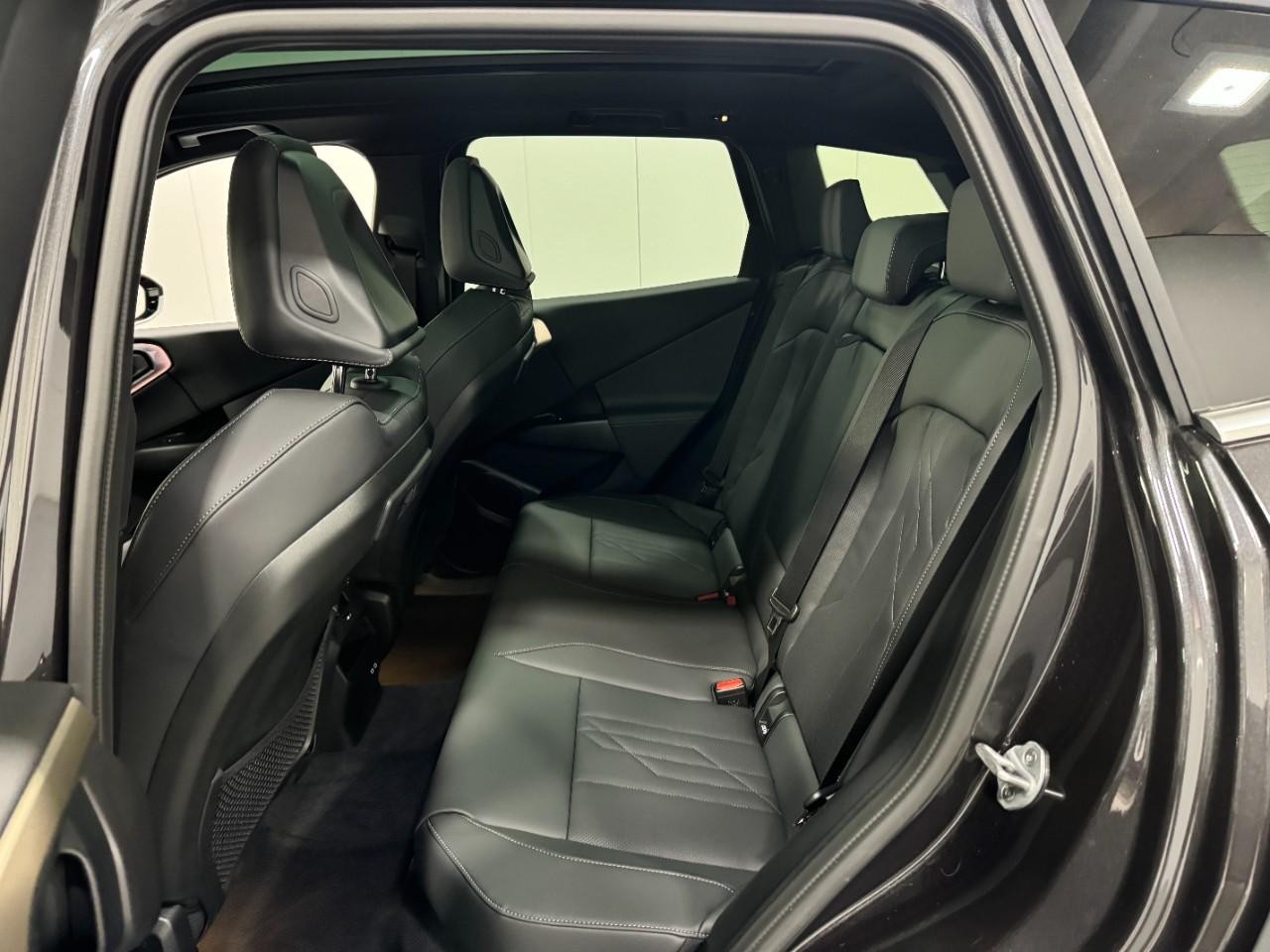 BMW X3 Vehicle Full-screen Gallery Image 8