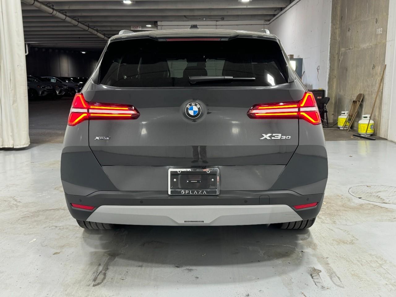 BMW X3 Vehicle Full-screen Gallery Image 9