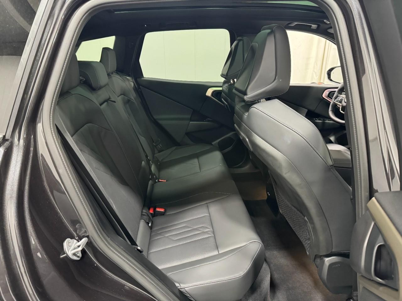 BMW X3 Vehicle Full-screen Gallery Image 10