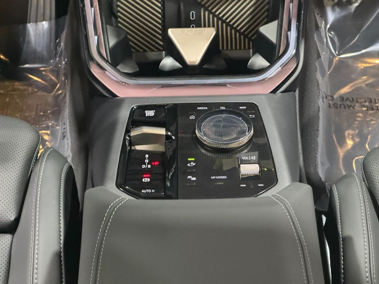 BMW X3 Vehicle Full-screen Gallery Image 15