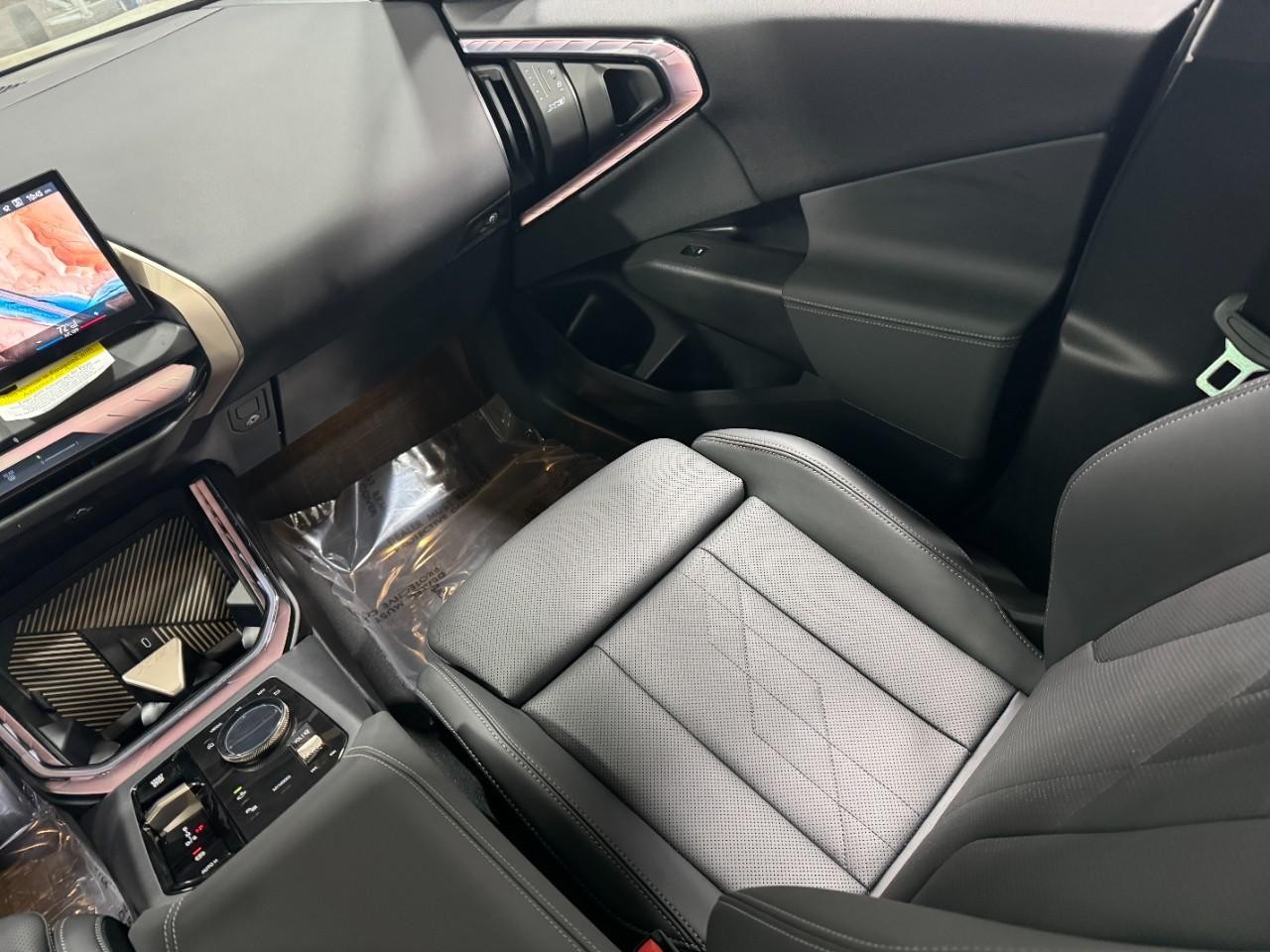 BMW X3 Vehicle Full-screen Gallery Image 16