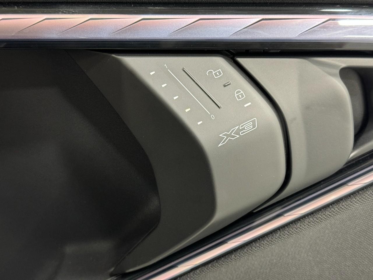 BMW X3 Vehicle Full-screen Gallery Image 20