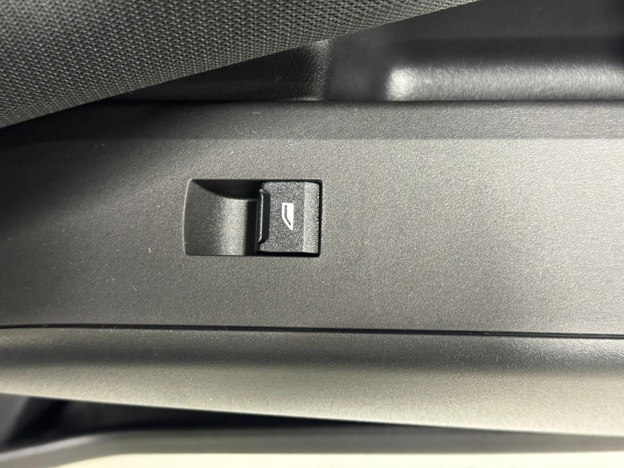 BMW X3 Vehicle Full-screen Gallery Image 21