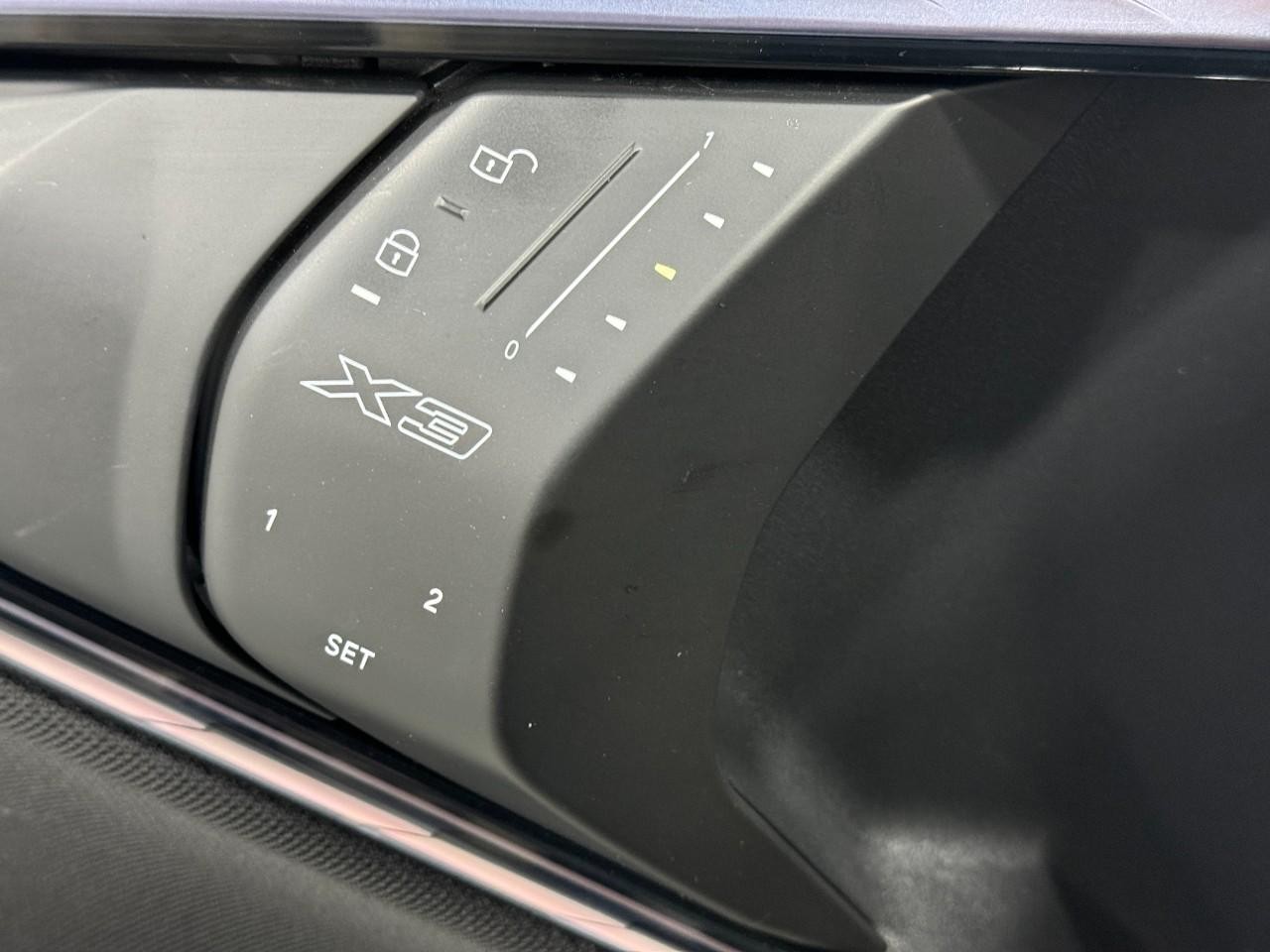 BMW X3 Vehicle Full-screen Gallery Image 22