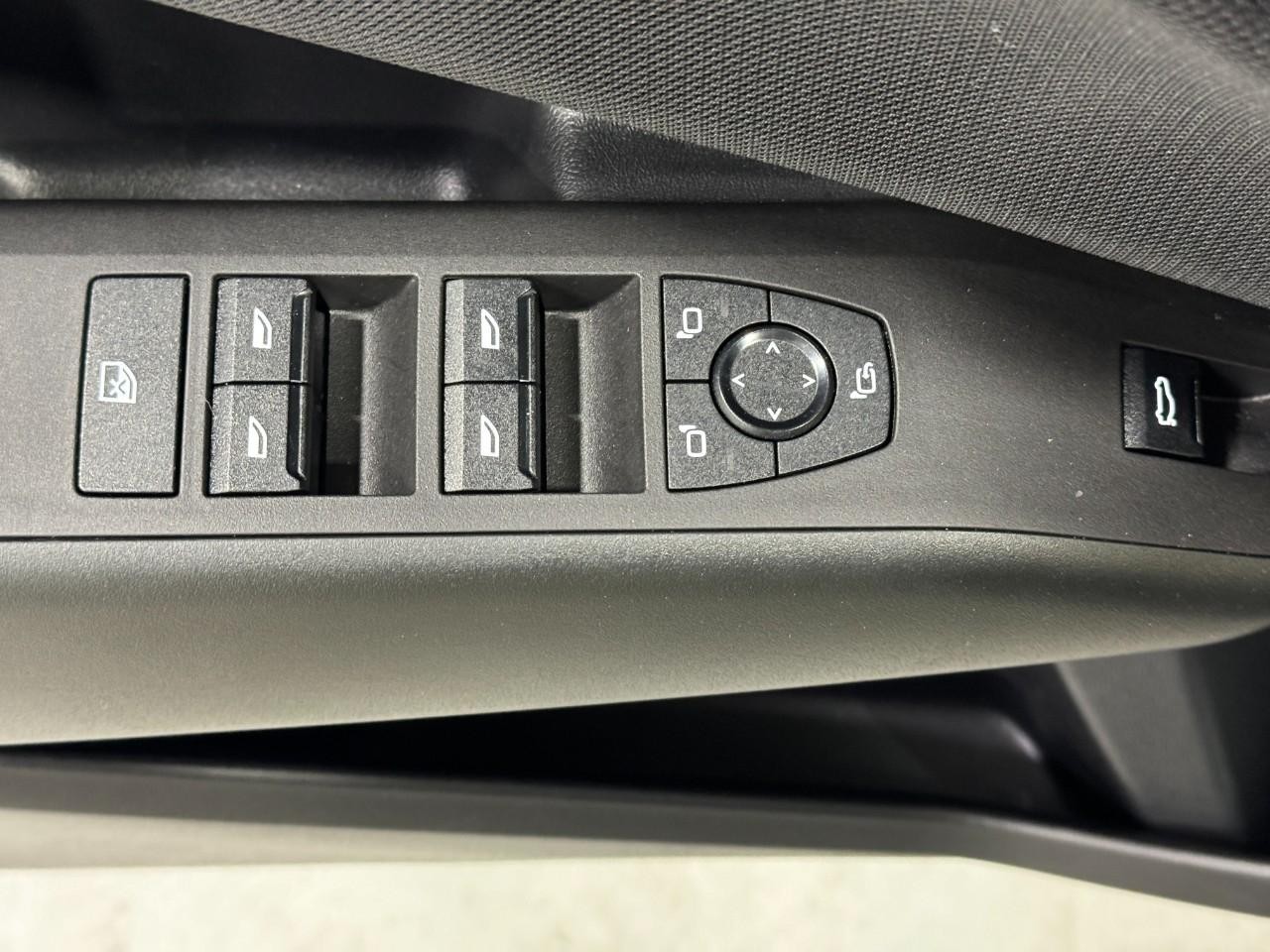 BMW X3 Vehicle Full-screen Gallery Image 23