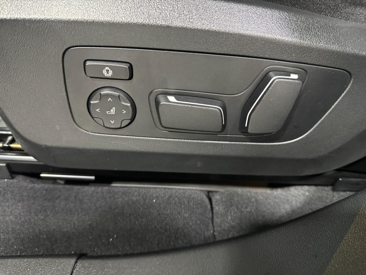 BMW X3 Vehicle Full-screen Gallery Image 26