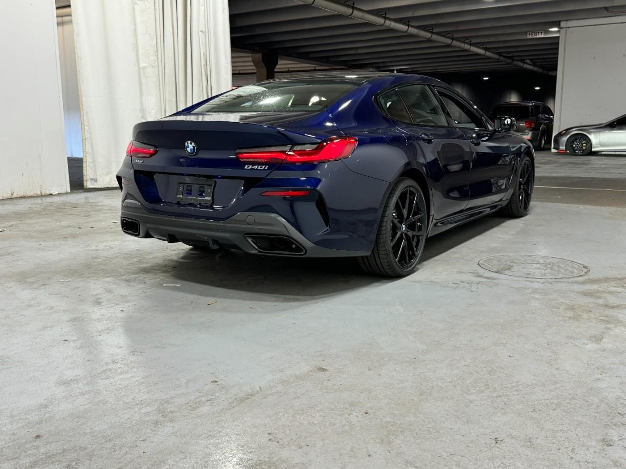 BMW 8 Series Vehicle Full-screen Gallery Image 4