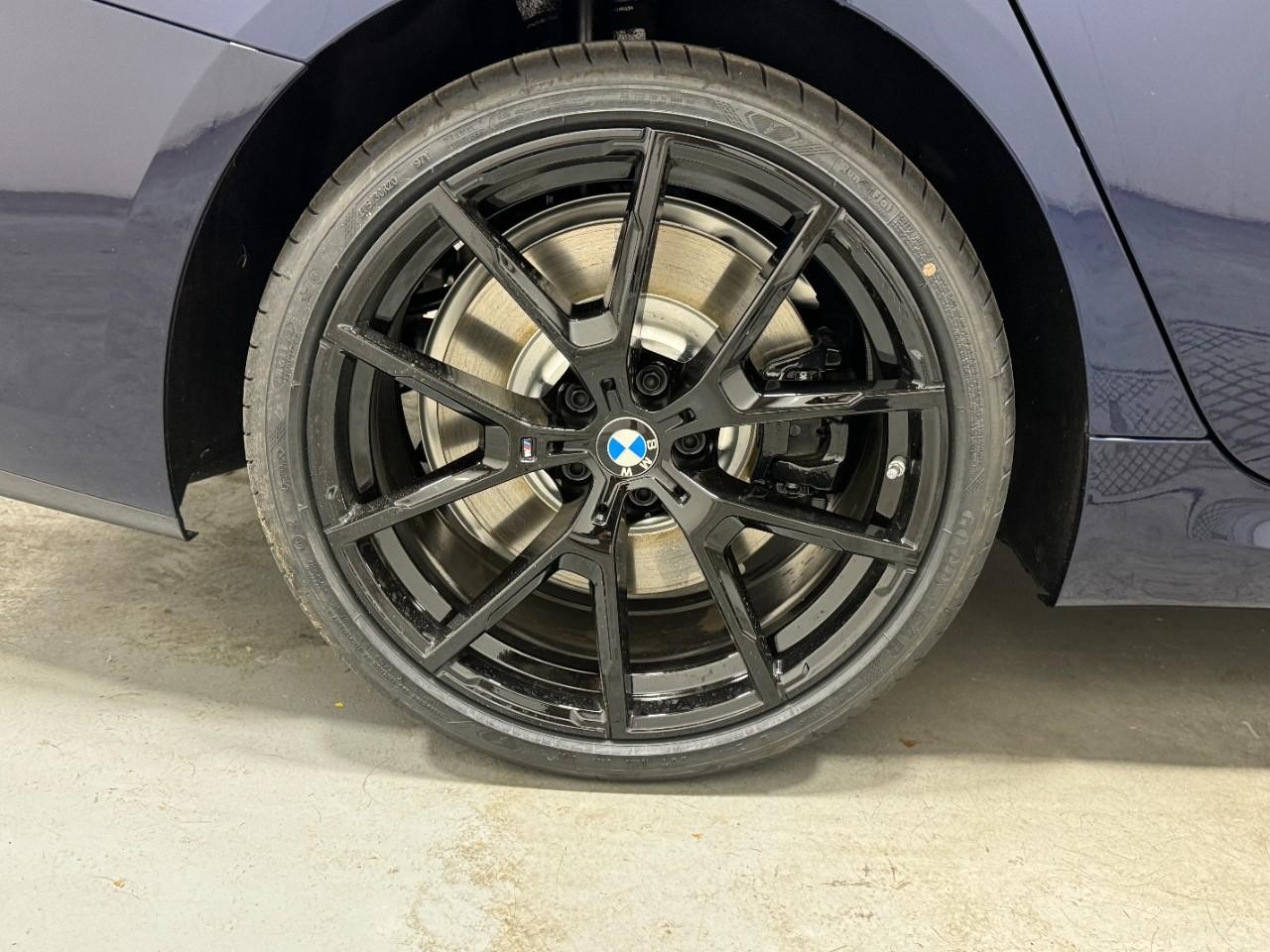 BMW 8 Series Vehicle Full-screen Gallery Image 5