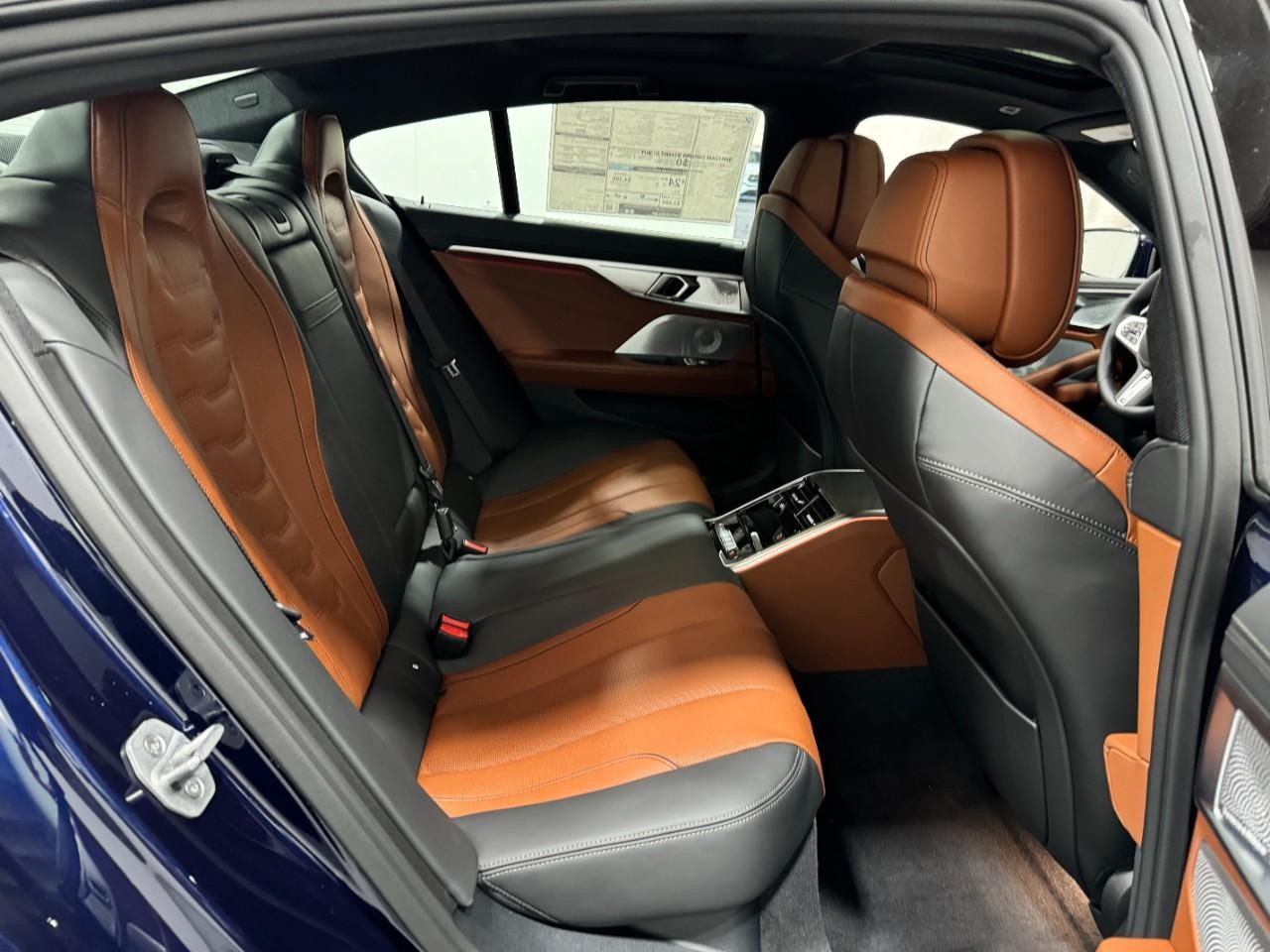 BMW 8 Series Vehicle Full-screen Gallery Image 10