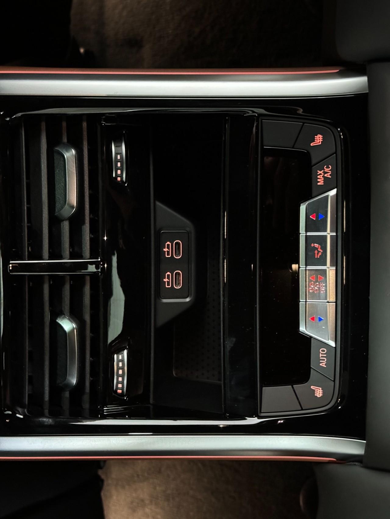 BMW 8 Series Vehicle Full-screen Gallery Image 11