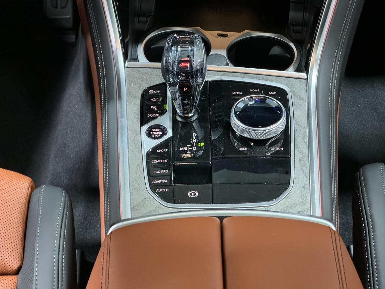 BMW 8 Series Vehicle Full-screen Gallery Image 16