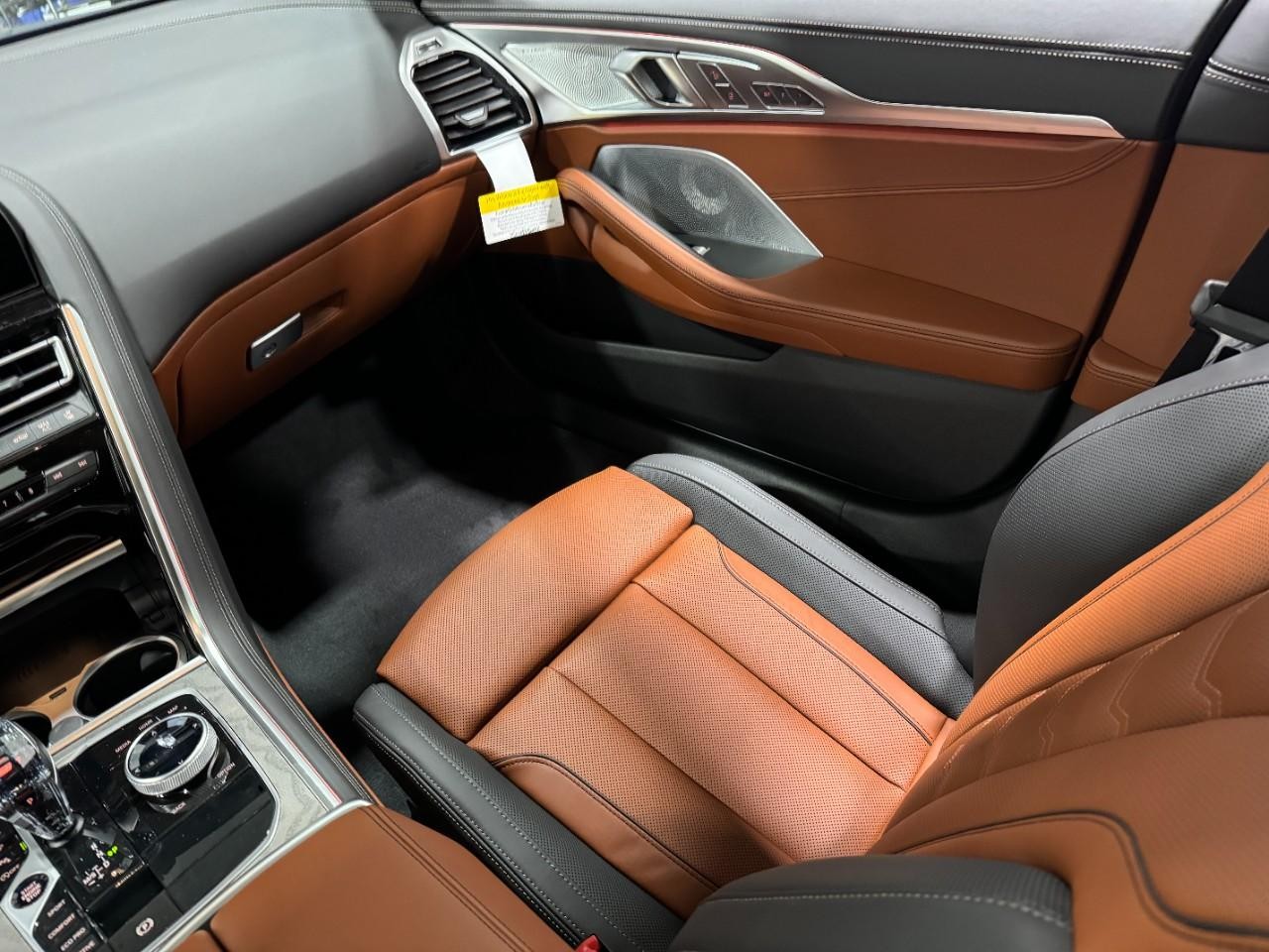 BMW 8 Series Vehicle Full-screen Gallery Image 17