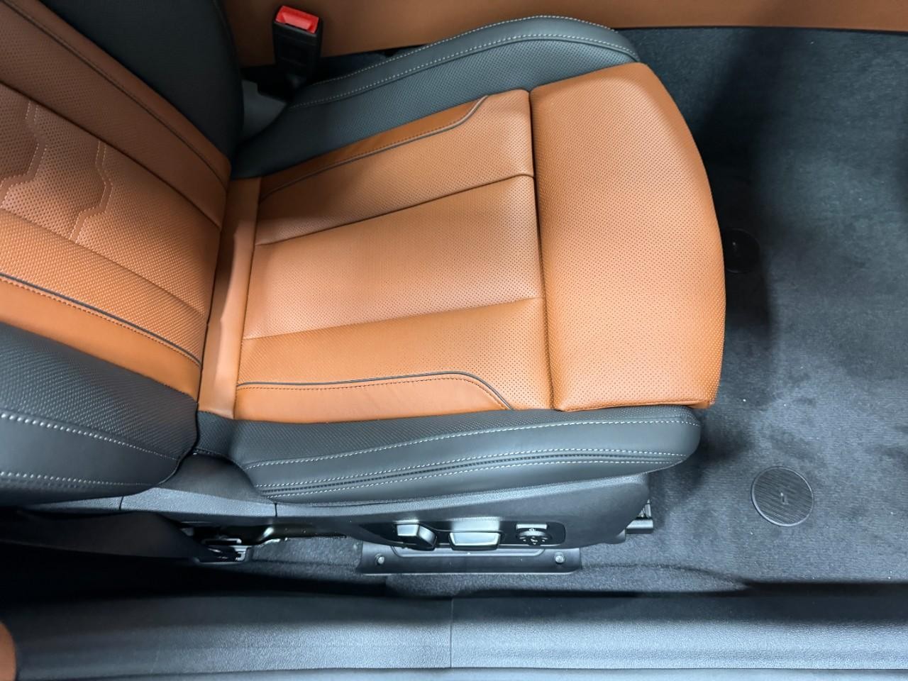 BMW 8 Series Vehicle Full-screen Gallery Image 19